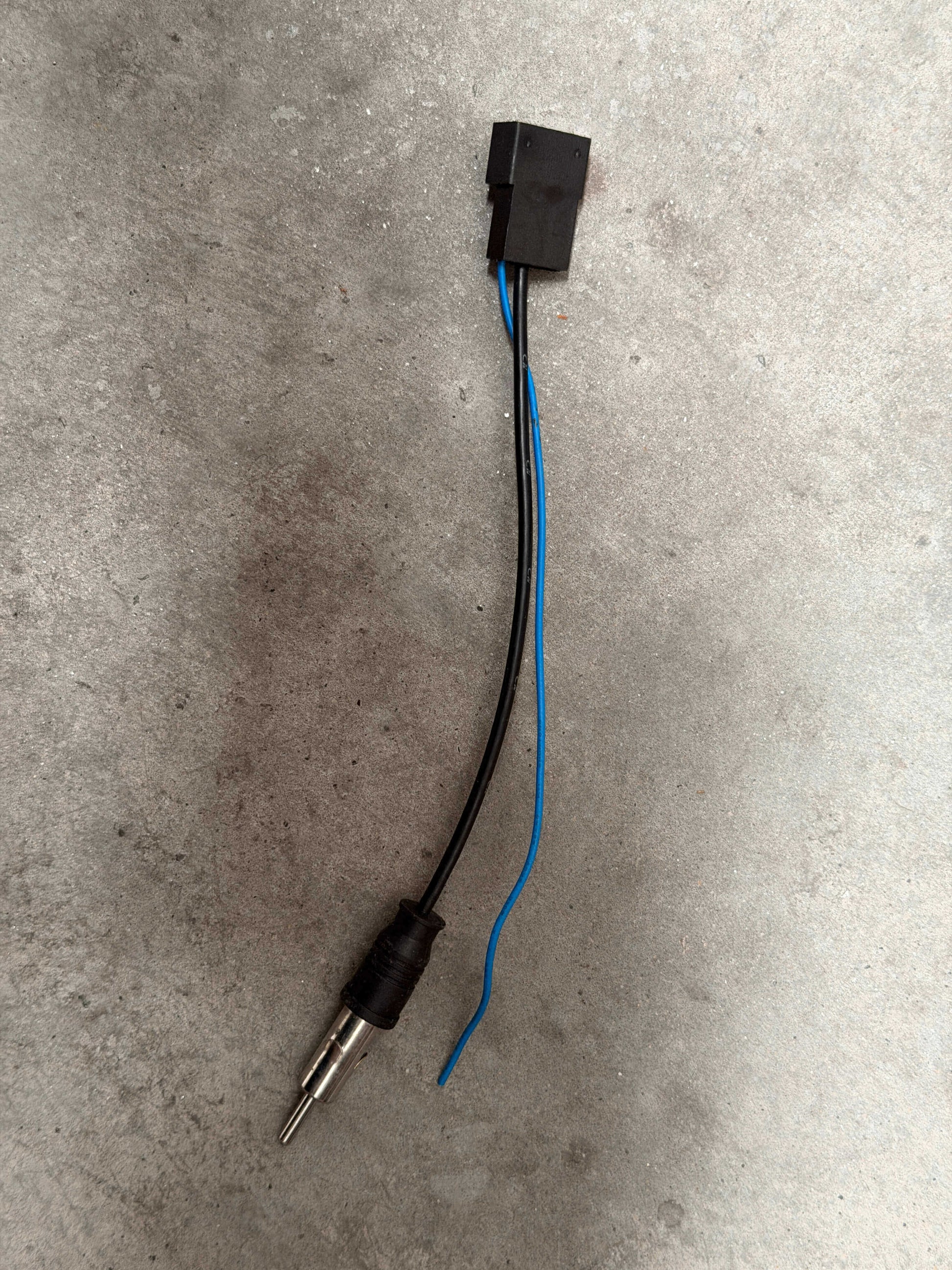Mazda BT50 & Isuzu Dmax MUX Antenna Adaptor - for Installing an Aftermarket Headunit similar to APA85